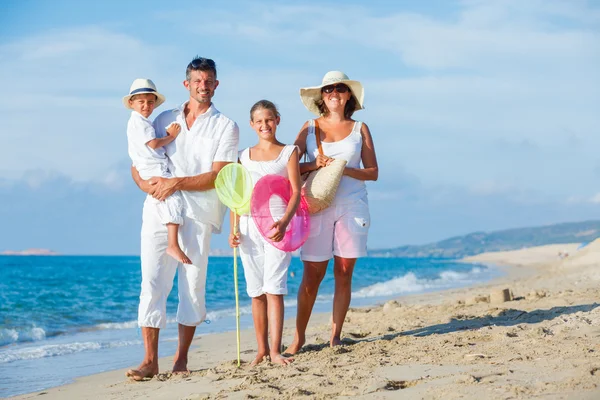 Família na praia tropical — Fotografia de Stock