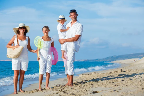 Familjen på tropical beach — Stockfoto