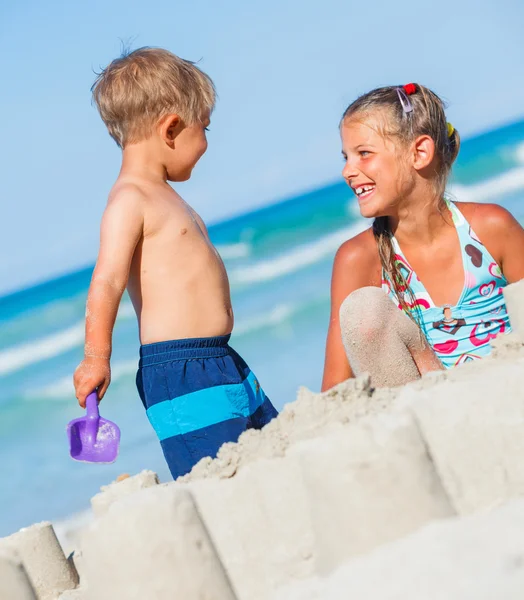 Bambini che si pavoneggiano sulla spiaggia — Foto Stock