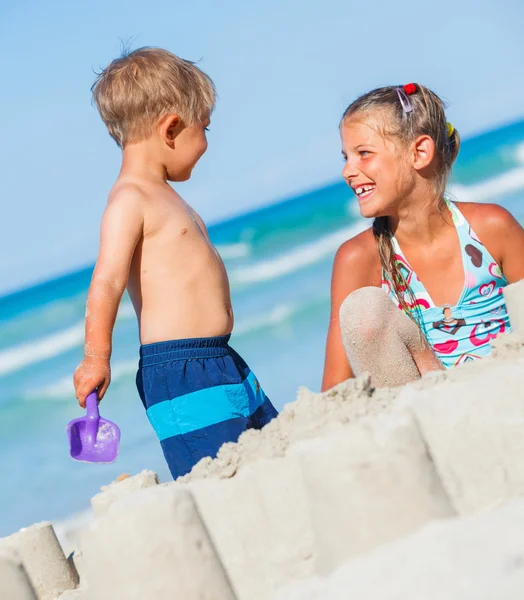 Kids plaing on the beach — ストック写真