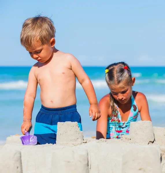 Niños trenzados en la playa —  Fotos de Stock