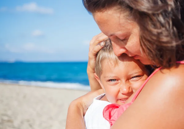 Mother and her son at beach — ストック写真