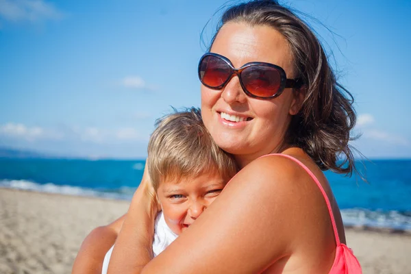 Mãe e seu filho na praia — Fotografia de Stock