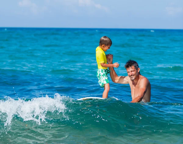 Jongen surfen — Stockfoto