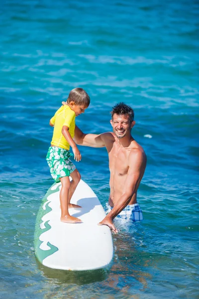 Fiú, szörfözés — Stock Fotó