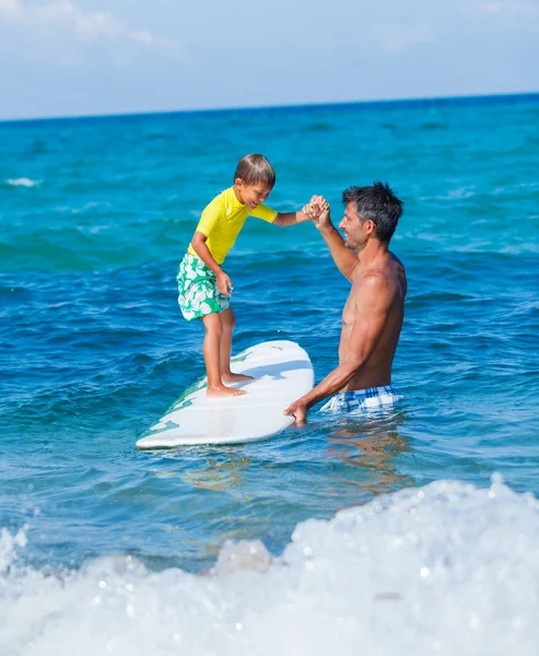 Pojke surfing — Stockfoto