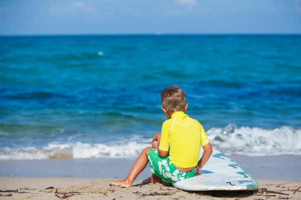 Junge mit Surfbrett — Stockfoto