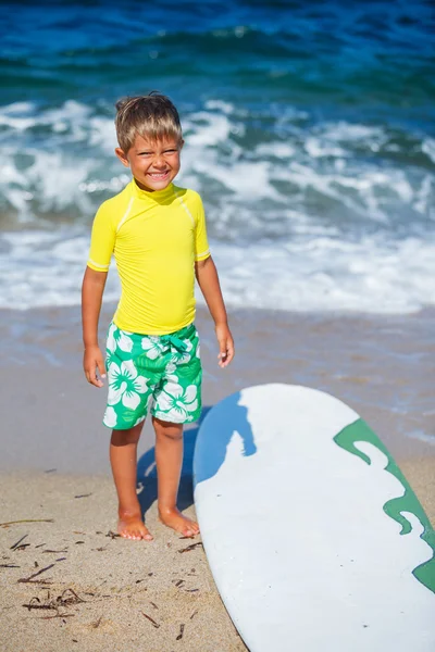Jongen met surfplank — Stockfoto
