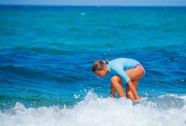 Surfer-Mädchen — Stockfoto