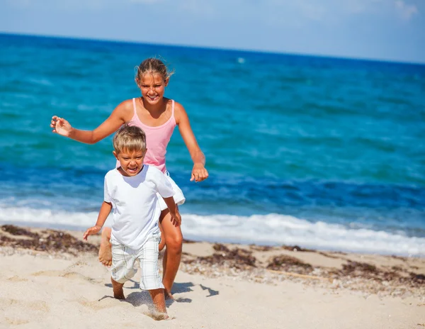 Kids play on the beach — Stock Photo, Image