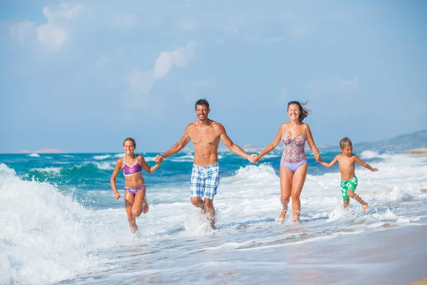 Familie op het strand — Stockfoto