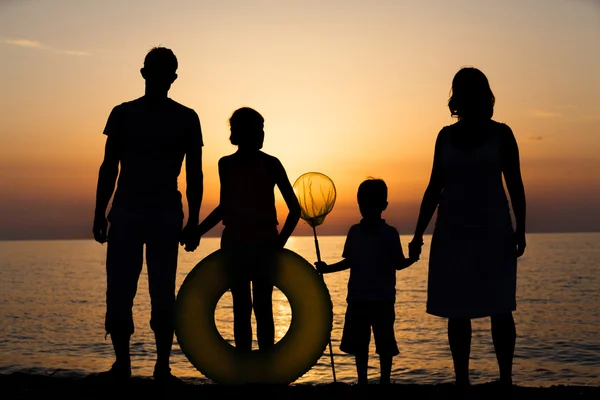 Silhouette of family at the beach. — Stock Photo, Image