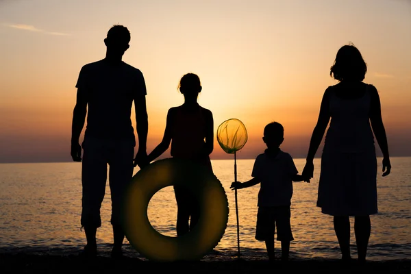 Silhouette de famille à la plage . — Photo