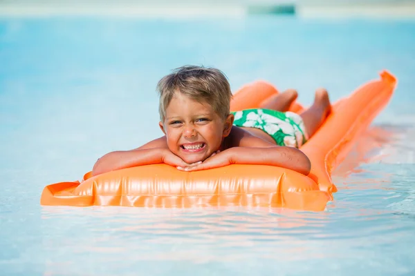 Pojke vid poolen — Stockfoto