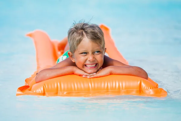 Niño en la piscina —  Fotos de Stock