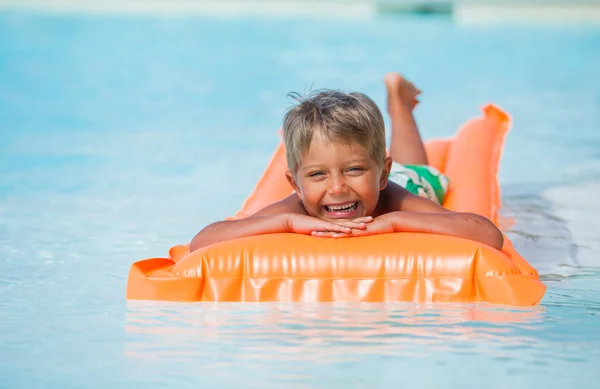 Pojke vid poolen — Stockfoto