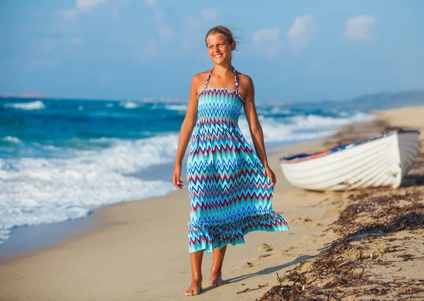 Chica joven caminando en la playa —  Fotos de Stock