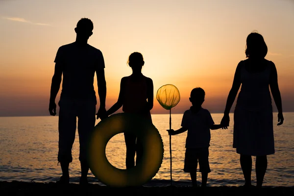 Силуэт семьи на пляже . — стоковое фото