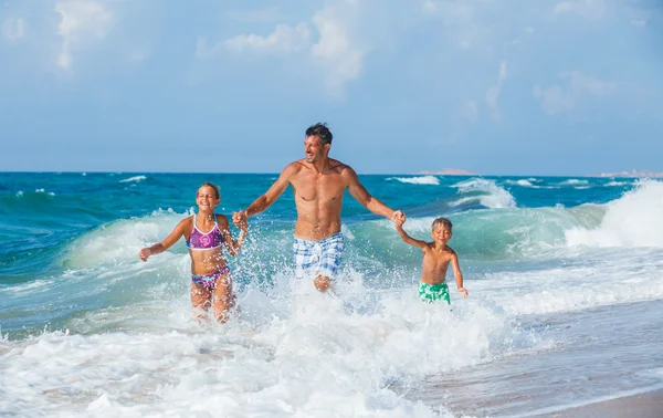 Père et enfants jouant sur la plage — Photo