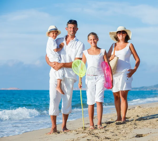 Familia en playa tropical — Foto de Stock