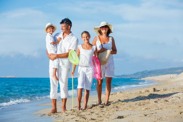 Familie am tropischen Strand — Stockfoto