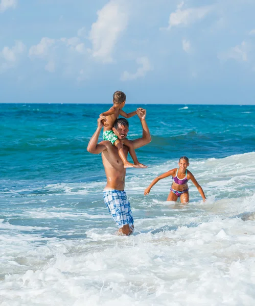 Père et enfants jouant dans la mer — Photo