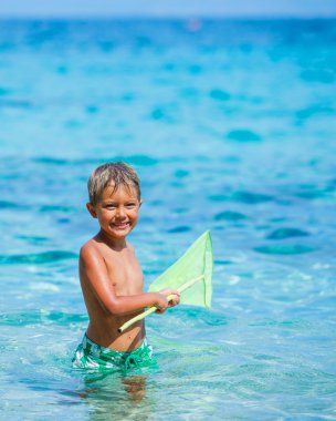 Denizde oynayan çocuk