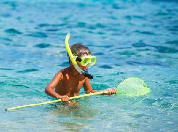 Pojken leker i havet — Stockfoto