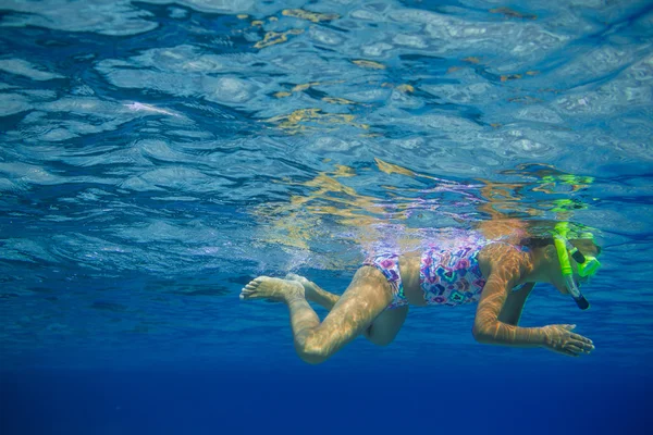 Menina subaquática snorkeling — Fotografia de Stock