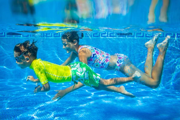 Niño bajo el agua —  Fotos de Stock