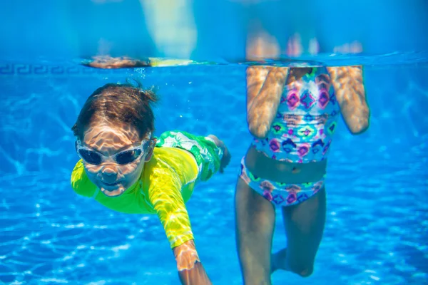 Niño bajo el agua — Foto de Stock