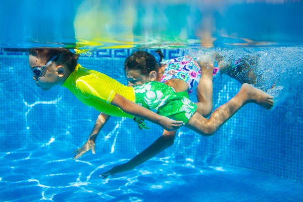 Niño bajo el agua — Foto de Stock