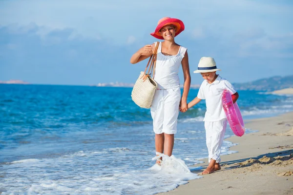 Kids walking at the beach — Stockfoto