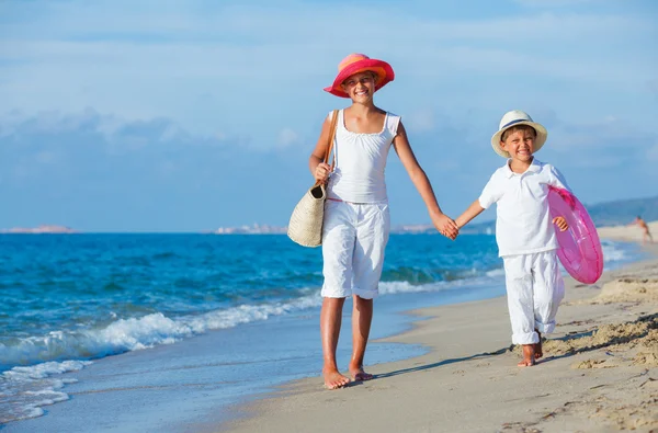 Niños caminando en la playa — Foto de Stock