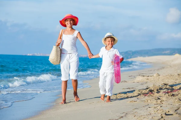 Kids walking at the beach — 图库照片