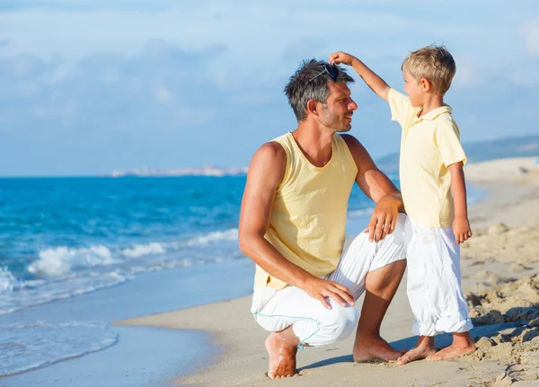 Tatăl și fiul pe plajă — Fotografie, imagine de stoc