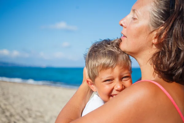 Mãe e seu filho na praia — Fotografia de Stock