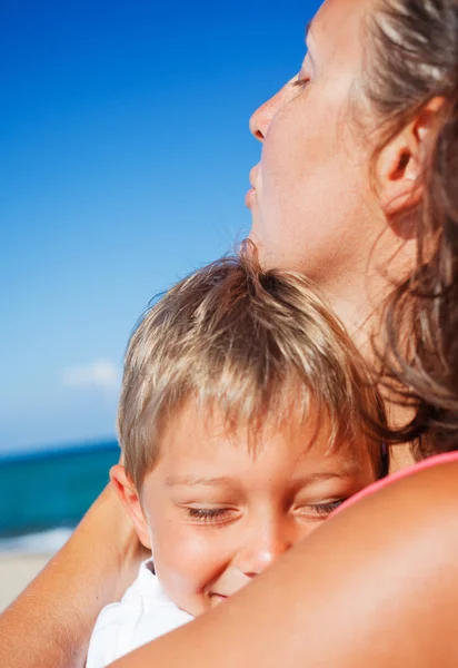 Mother and her son at beach — Stockfoto