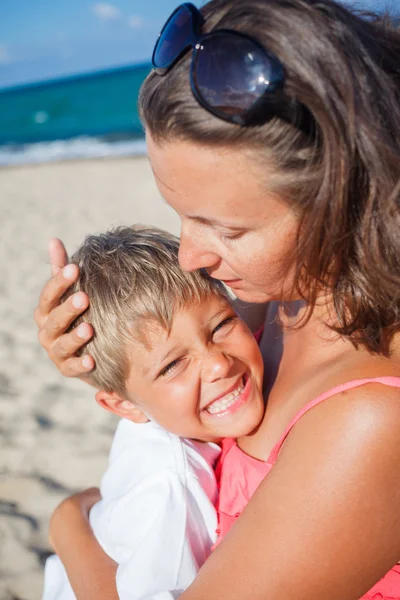 Mutter und ihr Sohn am Strand — Stockfoto