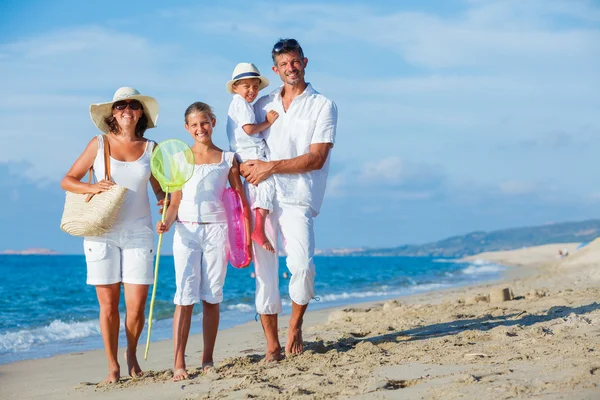 Familie op tropisch strand — Stockfoto