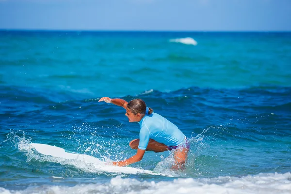 Menina com surf — Fotografia de Stock