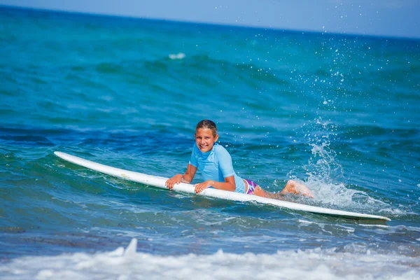 Menina com surf — Fotografia de Stock