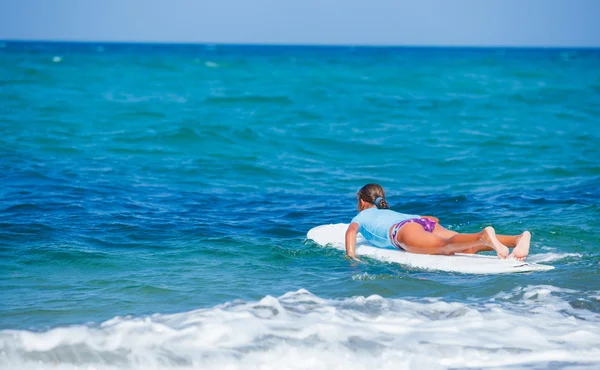 Fille avec surf — Photo