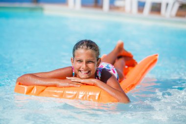 Kız, Yüzme Havuzu