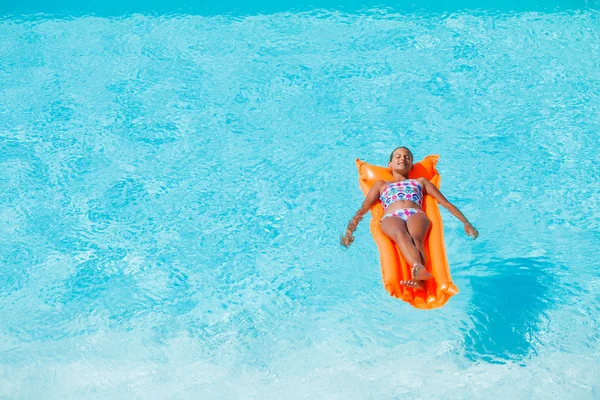 Mädchen im Schwimmbad — Stockfoto