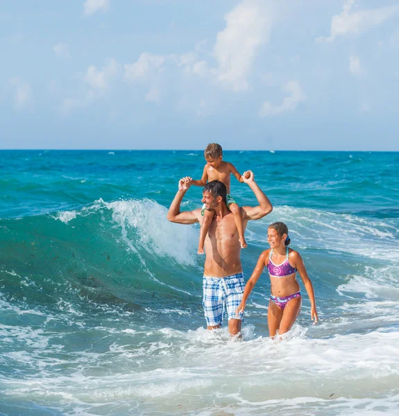 Father and children playing in the sea — Stock Photo, Image