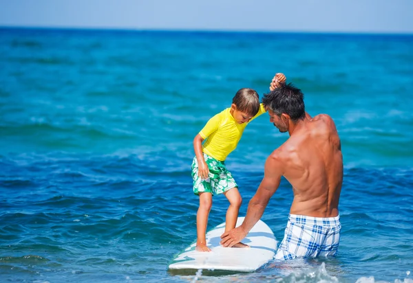 Rapaz surfar — Fotografia de Stock