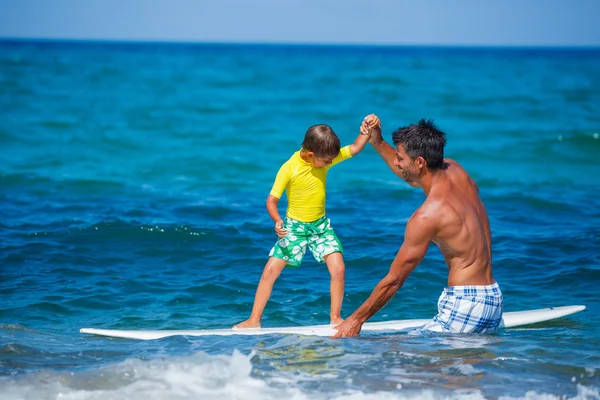 Jongen surfen — Stockfoto