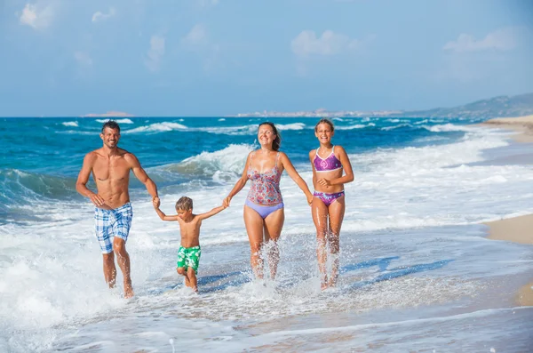Rodzina na plaży — Zdjęcie stockowe