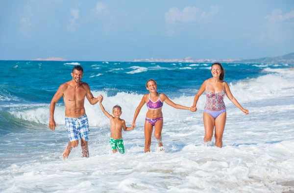 Familj på stranden — Stockfoto